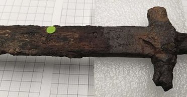 Розкрили таємницю старовинного меча: нове дослідження знайшло дещо незвичайне (фото)