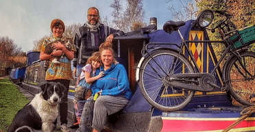 Скоротили витрати: подружжя стало жити на човні замість звичайного житла (фото)