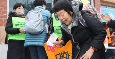 Пішла вчитися заради онуків: 82-річна бабуся склала вступний іспит до коледжу (фото)