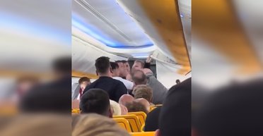 Раздавал пощечины и шумел: соцсети шокировал мужчина, который подрался на борту Ryanair (видео)