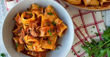 Паста Кальмарата: рецепт вкуснейшего блюда с кальмарами и томатным соусом