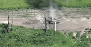 Аеророзвідка 40 бригади застосувала дрон-камікадзе і знищила танк РФ (відео)