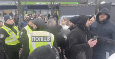 "Просто сейчас сносят рынок": на Борщаговке потасовка с полицией, в КГГА отреагировали