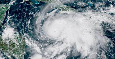 "Мелисса" идет: к Ямайке приближается самый мощный шторм этого года (видео)