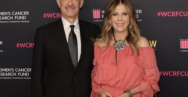 З підстриженими вусами: Том Генкс вийшов на червону доріжку в компанії дружини (фото)