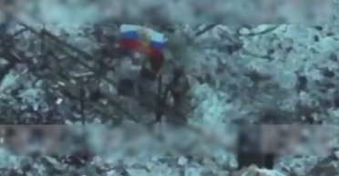 Майже 2 роки штурмів: у РФ заявили про встановлення російського прапора у Мар'їнці (фото)