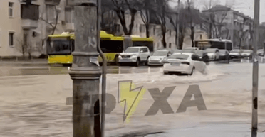 У Києві затопило цілу вулицю: машини "пливуть" дорогою (відео)