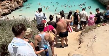 Рай на пляже разрушен селфи-туризмом: побережье засоряют тысячи людей в сутки (видео)