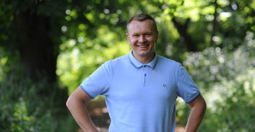 Тартакиада. Зачем лидер группы "Тартак" Сашко Положинский ездит в зону АТО