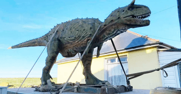 Доставляли краном: батько помилково купив для сина 6-метрового динозавра (фото)