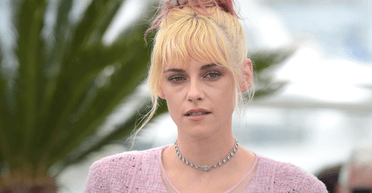 Крістен Стюарт вийшла на червону доріжку Каннського кінофестивалю-2025 з рожевим волоссям (фото)