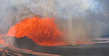 Как торнадо, только вулнадо: рядом с фонтаном лавы заметили необычное явление (видео)
