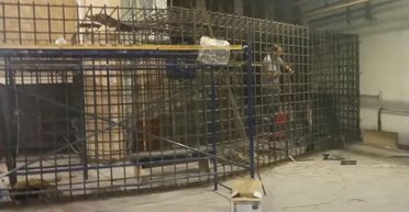 Клетки на сцене мариупольской филармонии: идет подготовка к "трибуналу" над украинскими военными