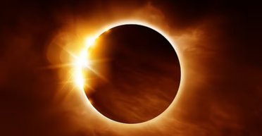 Під час затемнення зняли два невідомі об'єкти: астрономи кажуть, що це не супутники (відео)