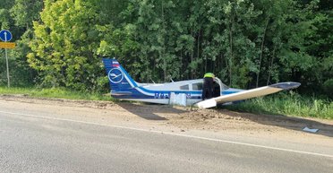 Легкомоторный самолет сел прямо на шоссе возле Москвы