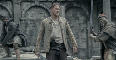 Оставайся, мальчик, с нами. Почему фильм "Король Артур: Легенда Меча" похож на музыкальный клип