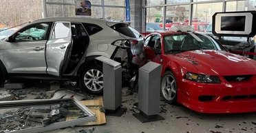 Разбитая капсула времени: Ford Mustang за $100 000 пострадал в странном ДТП в автосалоне (фото)