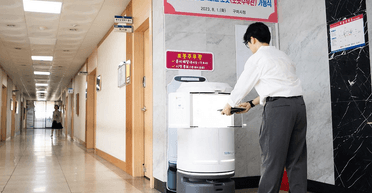 Выгорел на работе: в Южной Кореи "подавленный" робот-доставщик сбросился с лестницы (фото)