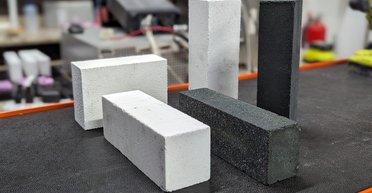 Заміна дорогим обігрівачам: кого електричні цеглини забезпечать безкоштовним теплом