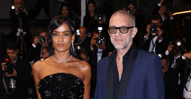 Венсан Кассель з молодою коханою зʼявився на Каннському кінофестивалі-2024 (фото)