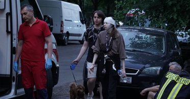 Ночной обстрел Киева: повреждены пять скорых, которые выезжали на вызовы (фото)