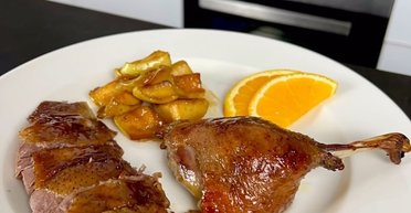 Качка в духовці: рецепт неймовірно смачної страви на новорічний стіл (відео)