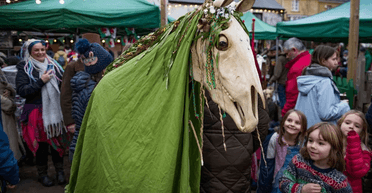 Моторошна різдвяна традиція: жителі Уельсу стукають у двері з кінським черепом (фото)