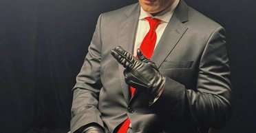 "Я не оставлю тебя наедине": Усик пришел на встречу с Фьюри в образе "Хитмена" (фото, видео)