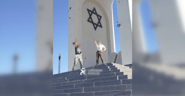 Показали нацистські жести: на Харківщині підлітки осквернили меморіал жертвам Голокосту