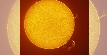 У 10 разів більша за Землю: отримано знімок величезного торнадо і викиду плазми на Сонці (фото)