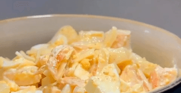 Салат із куркою та часниковою заправкою: як приготувати страву з яскравим смаком