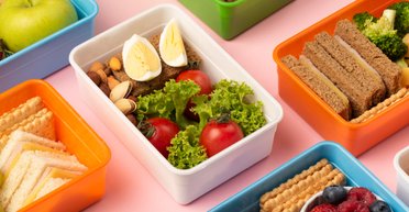 Что положить школьнику в ланч-бокс: нутрициолог назвала 30 вариантов полезного перекуса