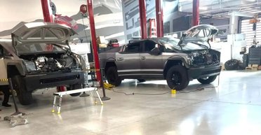 Ответ на критику: Tesla оригинально троллит Ford необычными пикапами Cybertruck (фото)