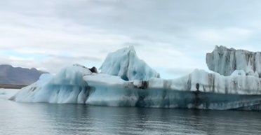 Затремтів човен: айсберг звалився у воду на очах у туристів (відео)