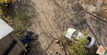 У Києві з 13 поверху будинку випав 34-річний чоловік, – ЗМІ (відео)