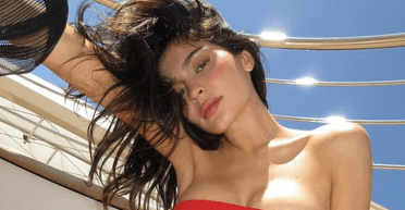 Відпустка на Майорці: Кайлі Дженнер показала підтягнуту фігуру в яскраво-червоному купальнику (фото)