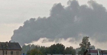 Згоріли щонайменше два Ту-22М3: БПЛА атакував аеродром у Новгородській області, — соцмережі (фото)