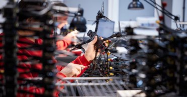 Правительство закупает дроны и тиры для школьников: чему будут учить учеников