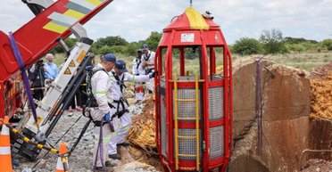 Небезпечний спуск за золотом: сотні людей опинилися в пастці під землею (фото)