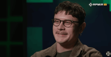 "Ми поцілувались на базі НАТО": офіцер ЗСУ розповів, як зустрів своє кохання (відео)