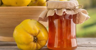 Ароматное и очень вкусное: рецепт варенья из айвы с орехами