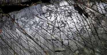 Волонтеры наткнулись на 4 000-летние наскальные рисунки в Казахстане: что на них изображено (фото)