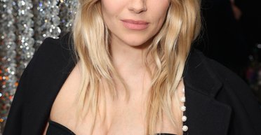 Сієнна Міллер блиснула фігурою в бікіні через три місяці після пологів