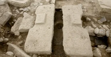 Задолго до современных: археологи нашли сливной туалет корейского принца (фото)