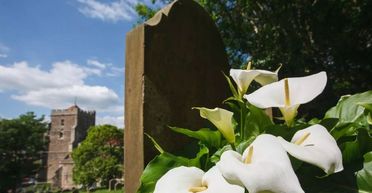 Мужчина занимается восстановлением надгробий: имя покойного раскрыло невероятную историю (видео)