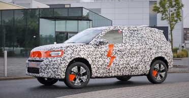 Новый дешевый электрокроссовер Opel заметили на дорогах за год до презентации (фото)