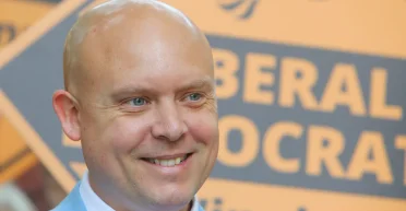 Присылал интимные СМС: британского депутата обвиняют в домогательствах к украинской переводчице, — The Times