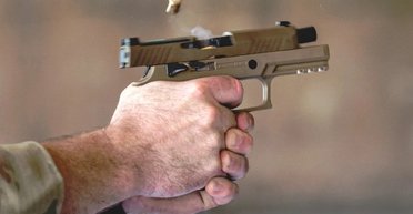 Може стріляти, коли заманеться: ВПС США відмовляються від популярного пістолета Sig M18