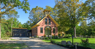 Пара купила старую заброшенную школу и переделала ее под уютный семейный дом (фото)