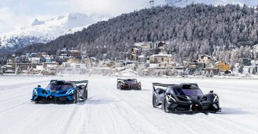 Забавы миллиардеров: суперкары и ретро-авто выехали на замерзшее озеро ради дрифта (видео)